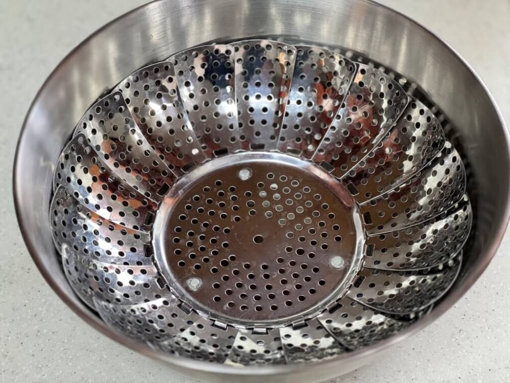 ボウルに蒸し器を入れた様子