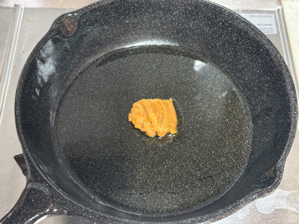 にんにくを入れる様子