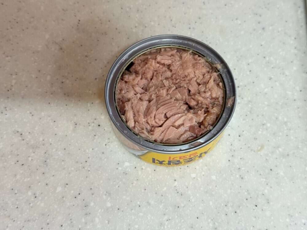 缶詰のマグロの脂を落とした様子