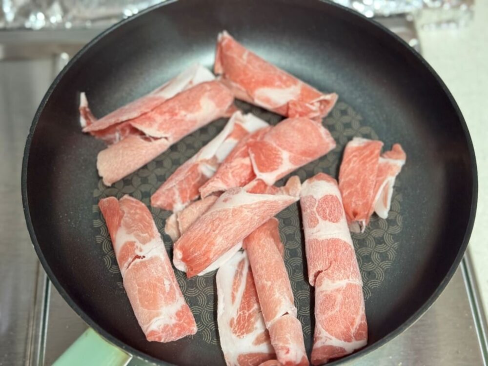 フライパンに大判豚バラ肉を入れた様子
