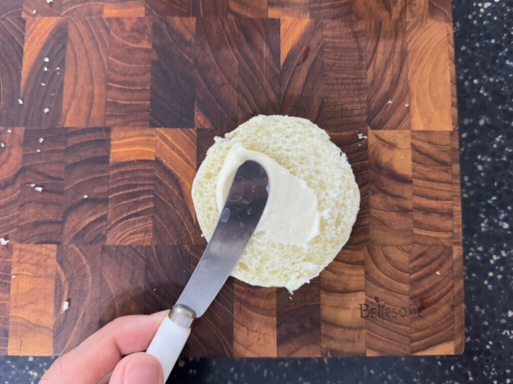 パンにマヨネーズを塗る様子 