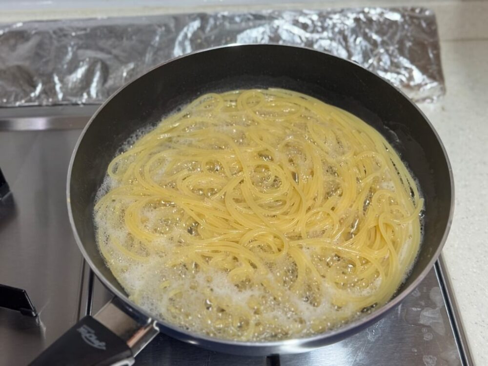 パスタの麺が茹でられる様子