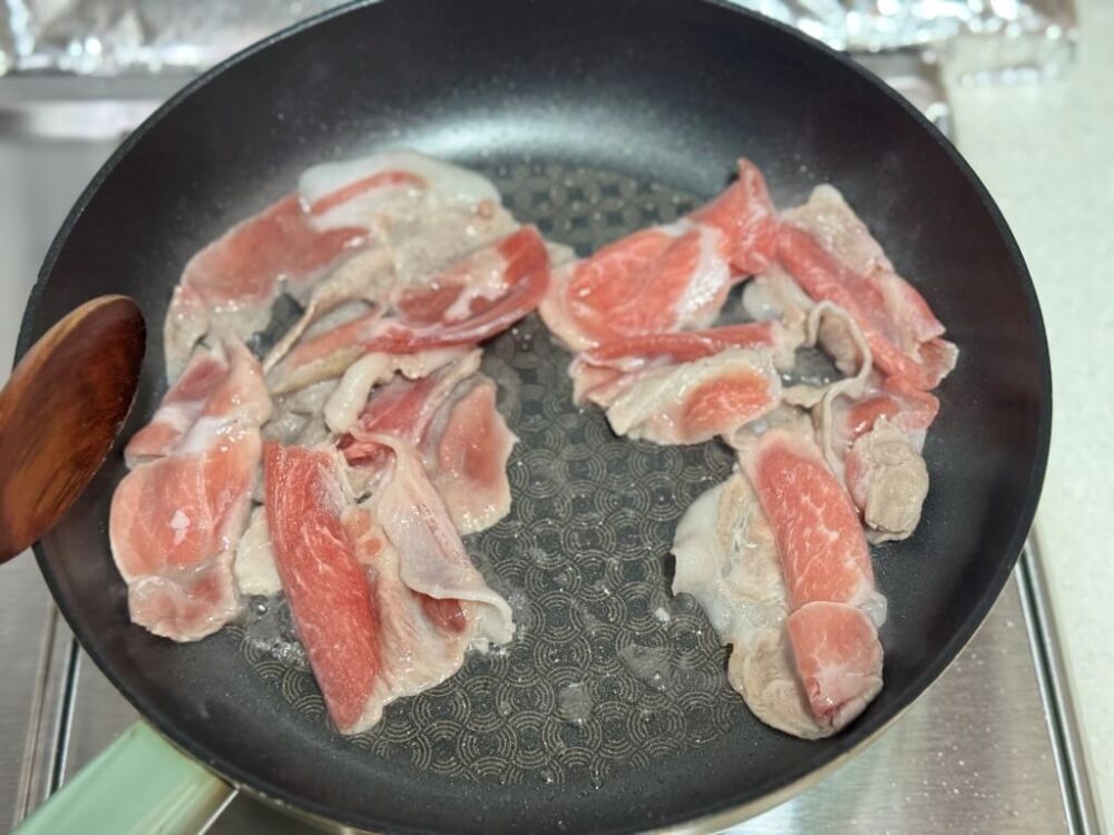 大判サムギョプサルから油が出てくる様子