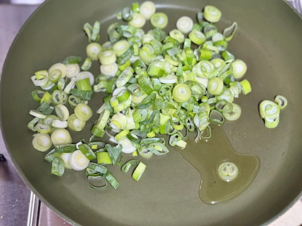 Añadir el aceite y los puerros a la sartén.