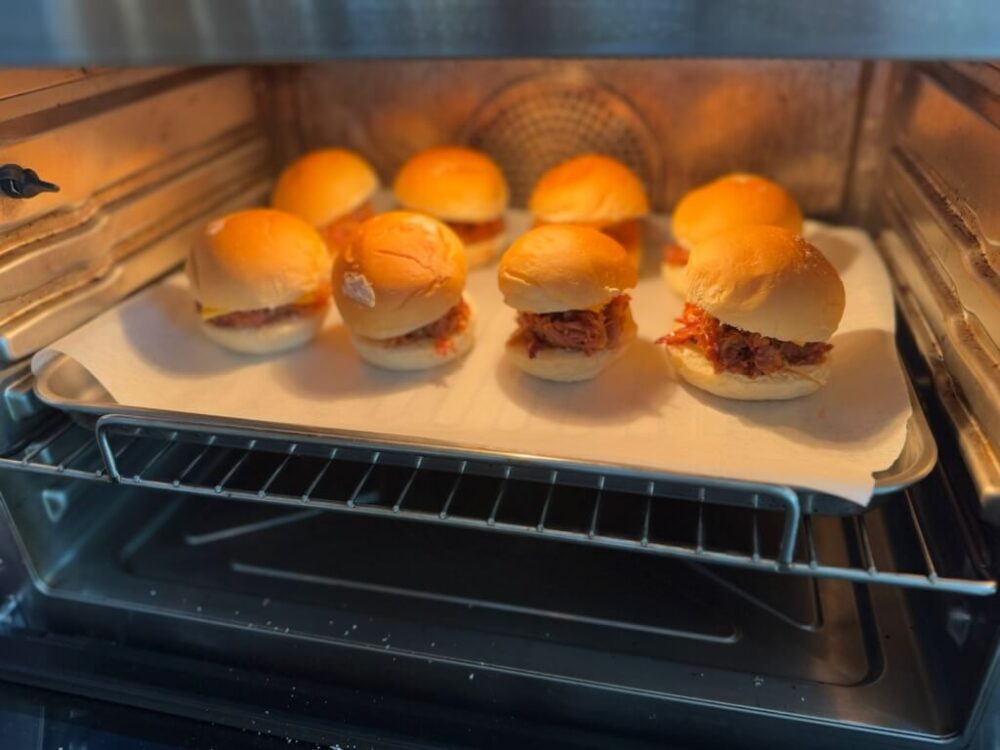 プルドポークバーガーをオーブンに入れた様子