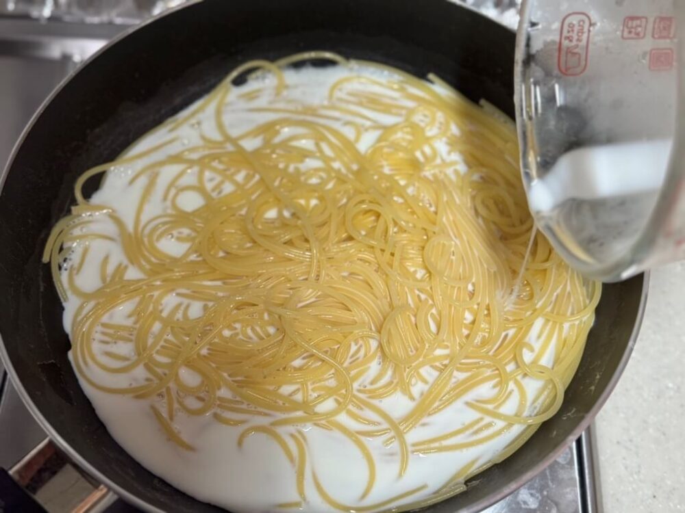 鍋に牛乳を注ぐ様子