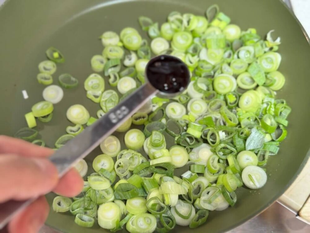 Añadir la salsa de ostras a la sartén