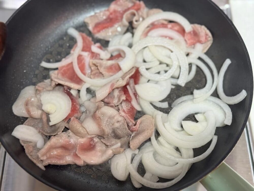 フライパンに玉ねぎを入れた様子