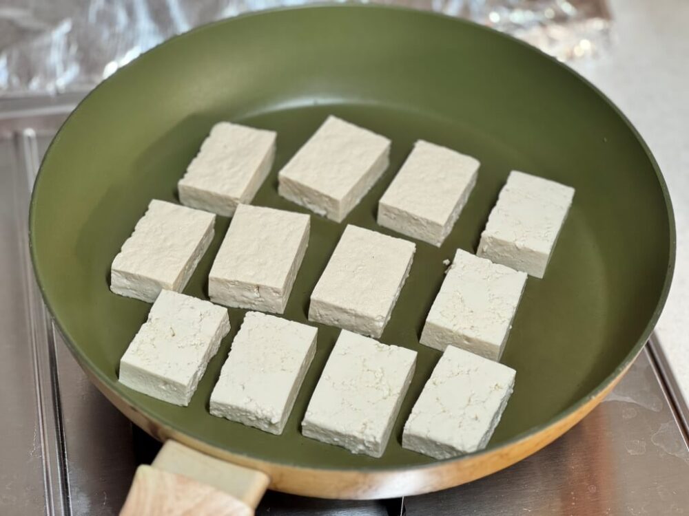 フライパンに豆腐を乗せた様子
