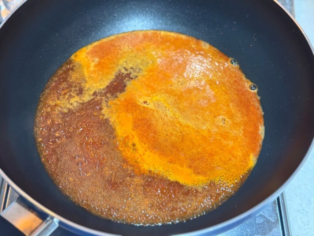 El agua en la que se ha añadido el adobo está hirviendo