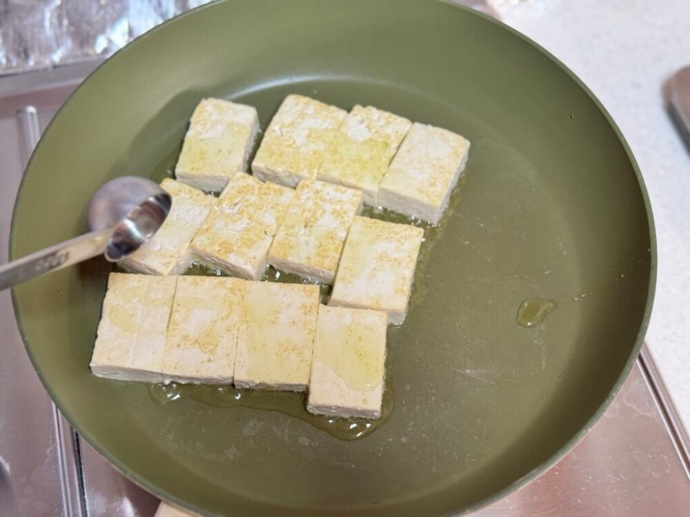 豆腐をひっくり返してオリーブオイルをかけた様子