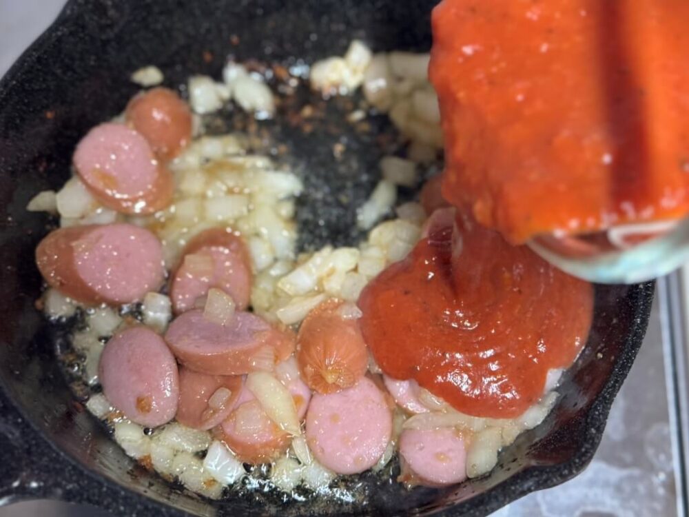 トマトソースを入れる様子
