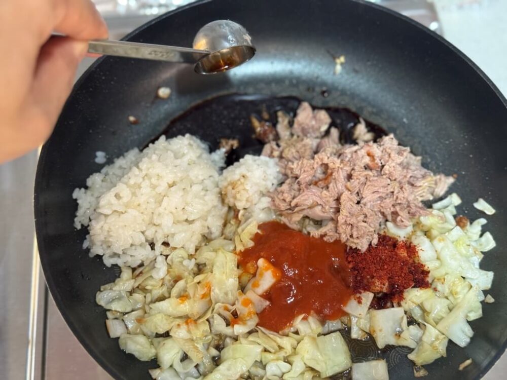 フライパンにご飯、マグロ、アルロース、シュリラチャ、唐辛子、醤油を入れた様子。