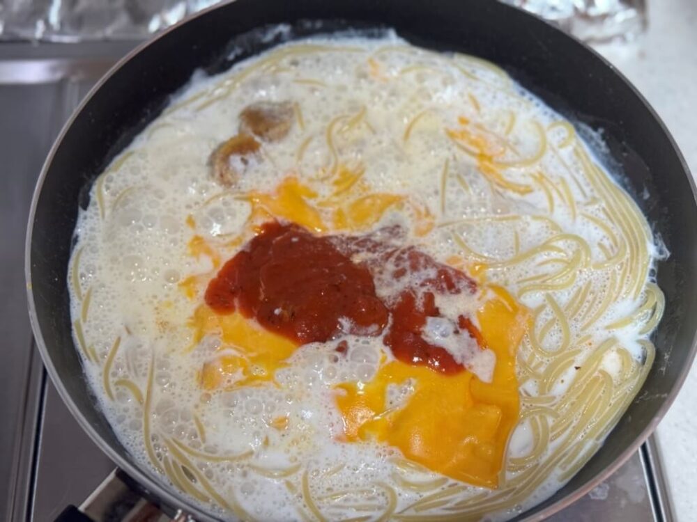 鍋にトマトソースを入れた様子