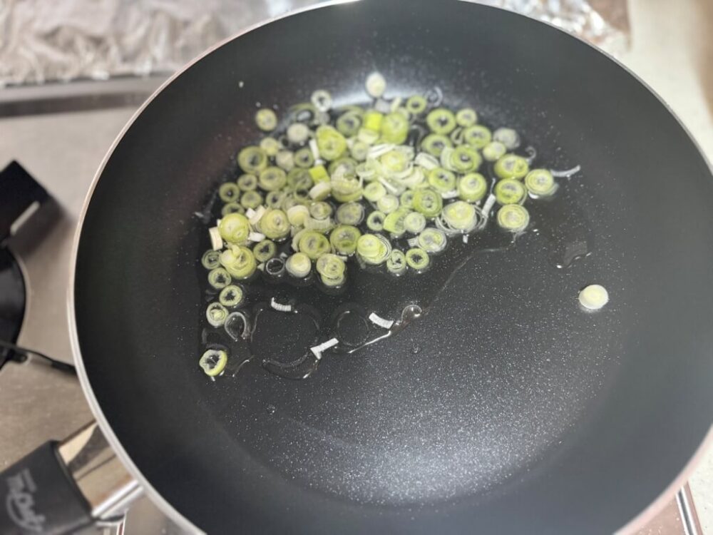 弱火でラー油を出す様子