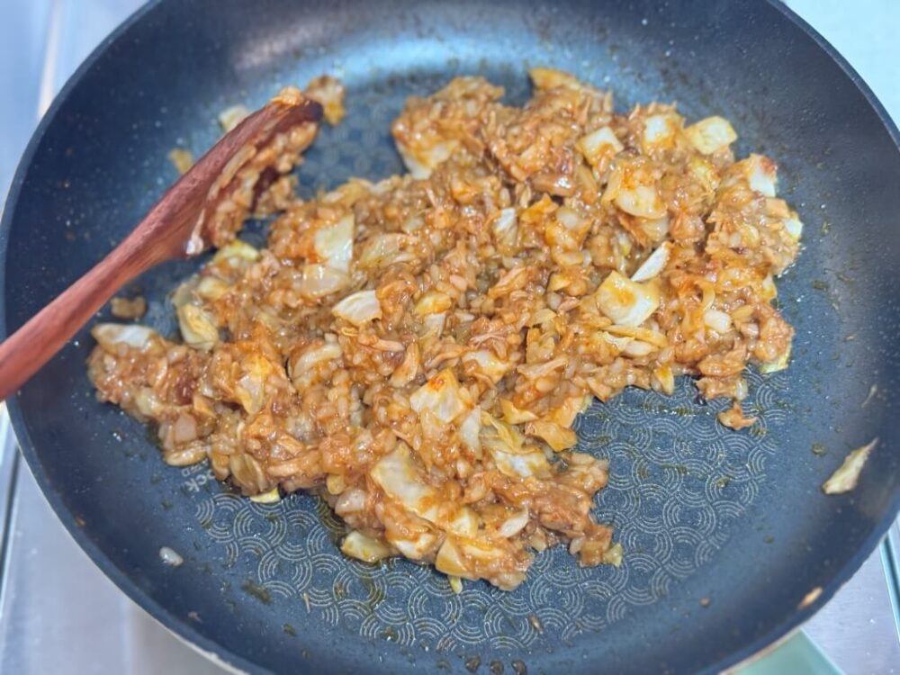 フライパンに入った材料を全て炒めてよく混ぜ合わせた様子