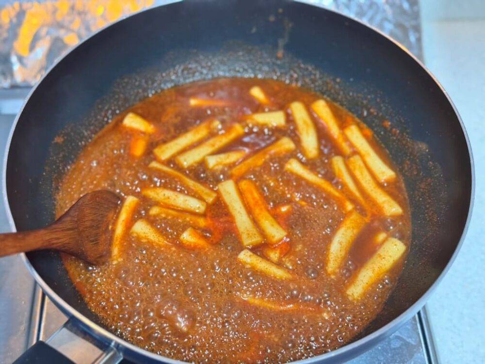 Tteokbokki está hirviendo