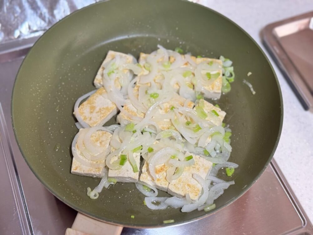 息を切らした野菜を豆腐の上に乗せた様子