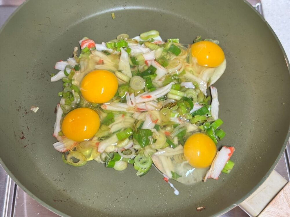 Con 4 huevos crudos añadidos