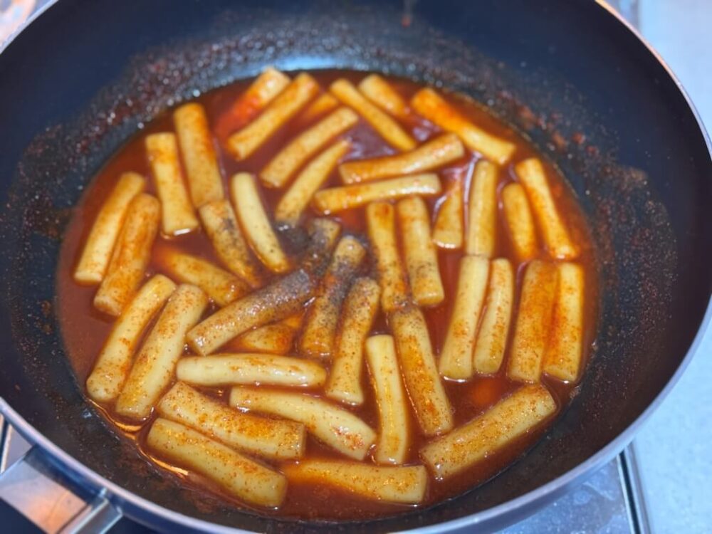 Tteokbokki acabado con una pizca de pimienta negra