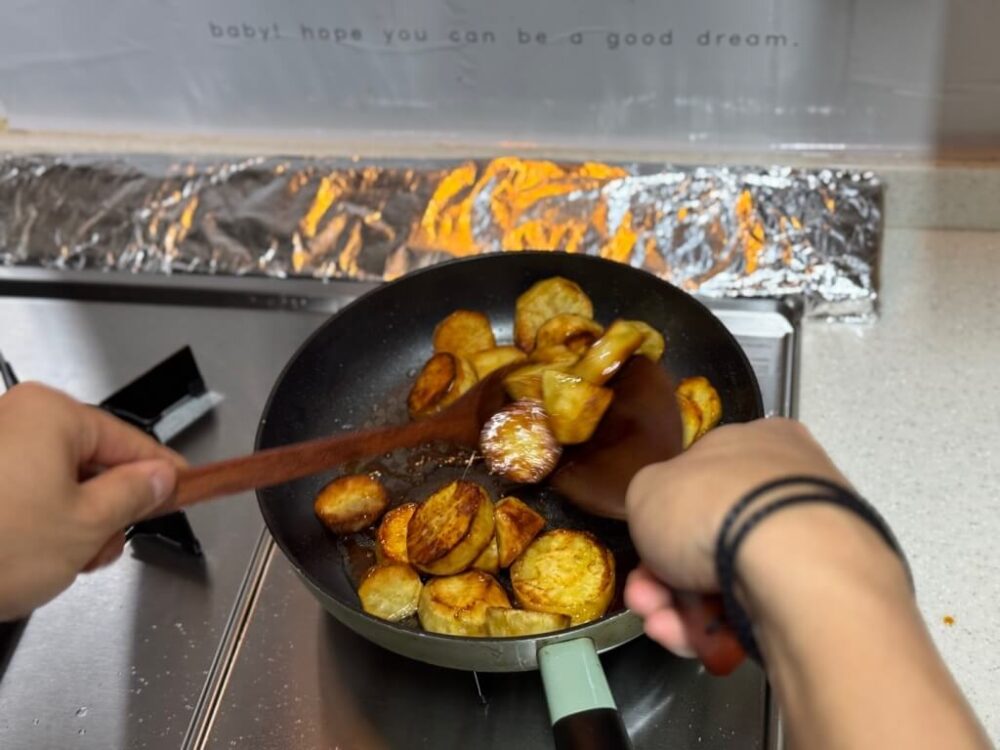 Coating sweet potatoes with sugar syrup