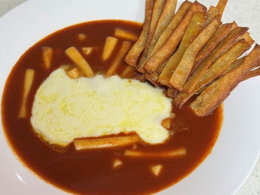 Receta superfácil de Tteokbokki de Santuario - Aderezos de queso y pasteles de pescado fritos