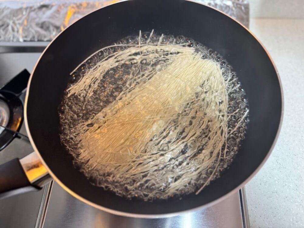 そうめんを沸騰したお湯で茹でる過程の写真
