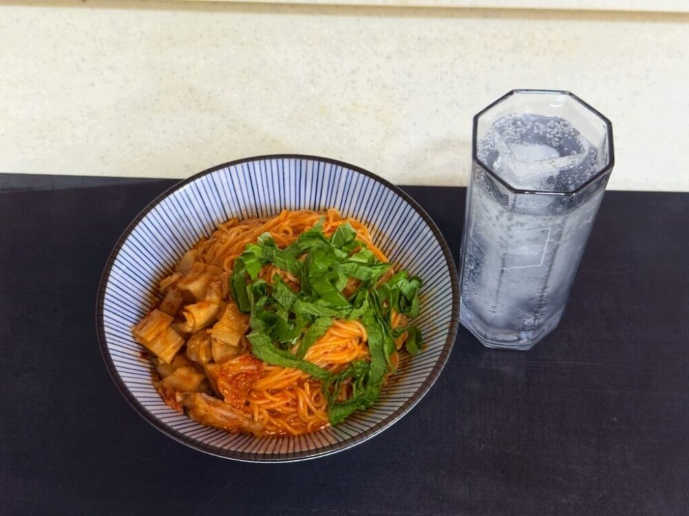 キムチビビン麺の完成したボウル写真