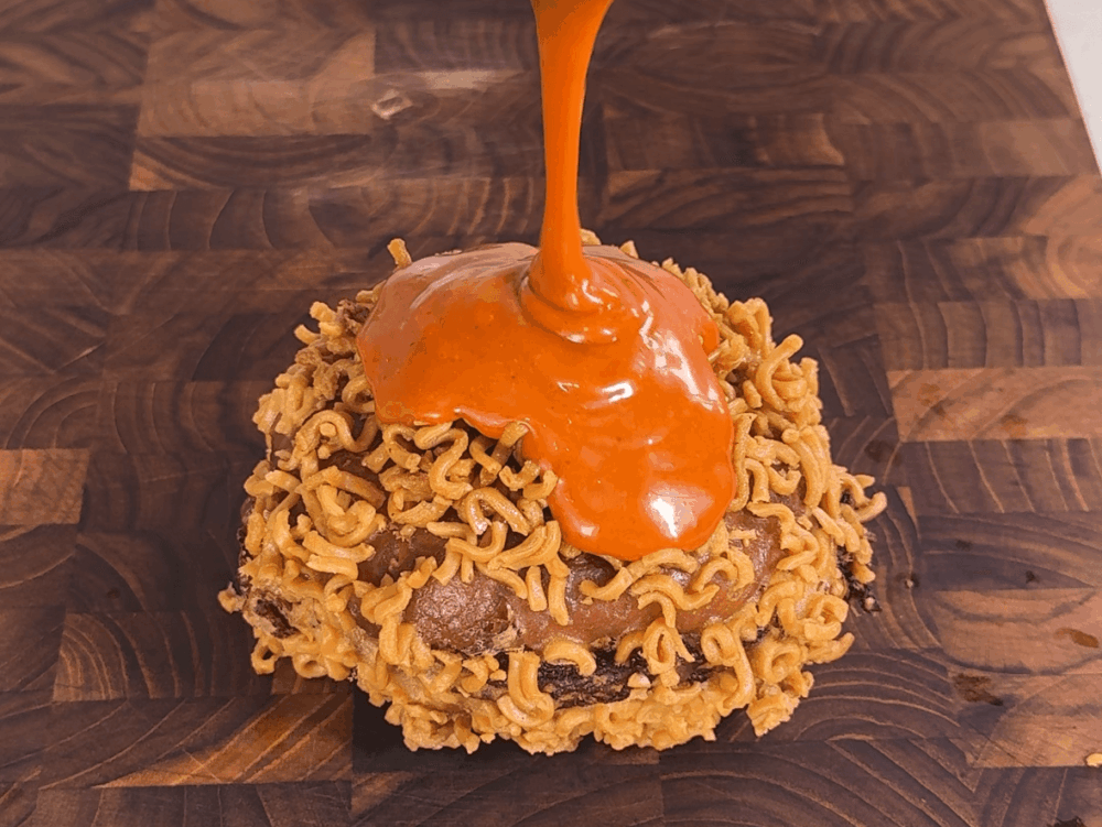 Verter la salsa en la receta de hamburguesa Bulgogi