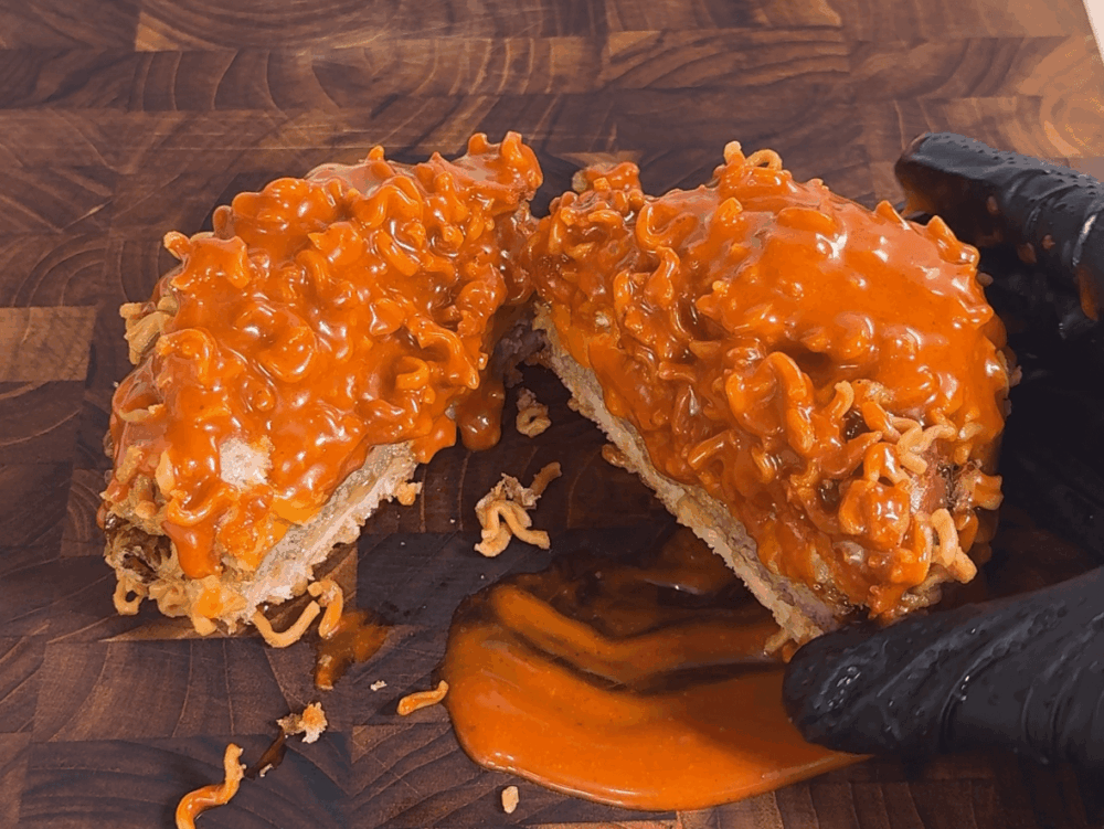 La receta de la hamburguesa de pollo frito, cortada por la mitad.