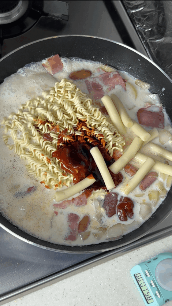 Adding wheat rice cakes for tteokbokki