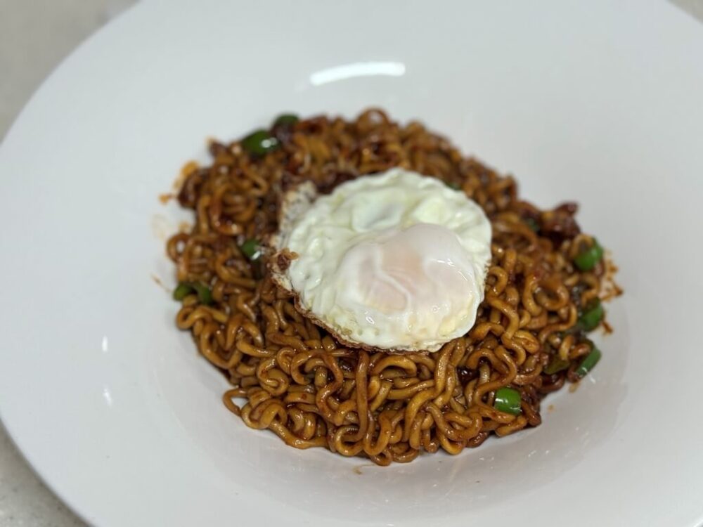 Yoon Nam Noh's Spaghetti Recipe - A special spicy chili oil-based spaghetti with a fried egg on top of the finished spaghetti