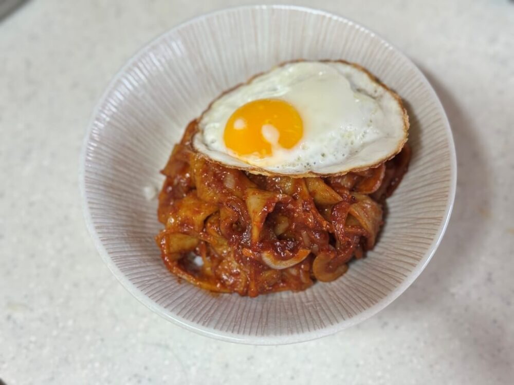 Pastelitos de pescado fritos con huevo frito por encima