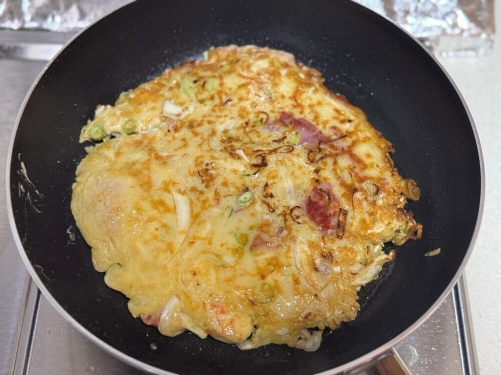 Okonomiyaki flipped over using a plate