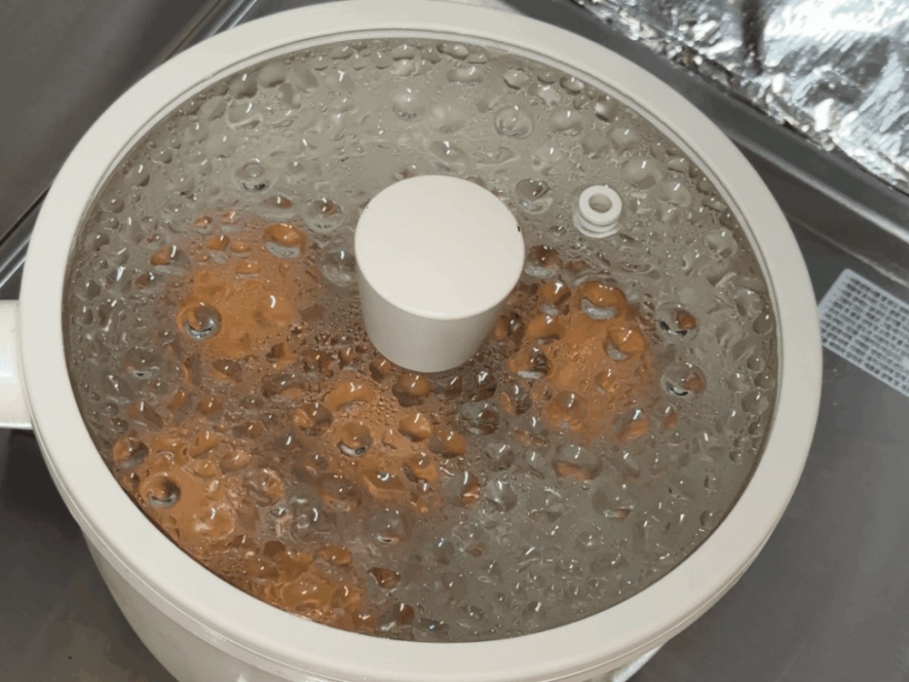 Tapa de la olla cerrada y calentando