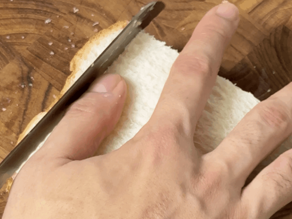 Cortar los bordes del bocadillo con un cuchillo