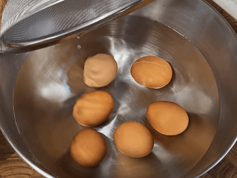 Introducir un huevo cocido en agua fría