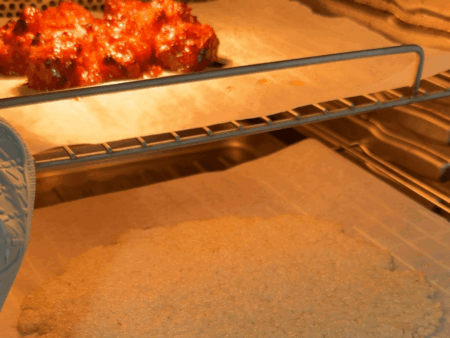 ご飯とマリネチキンをエアフライヤーに入れる様子