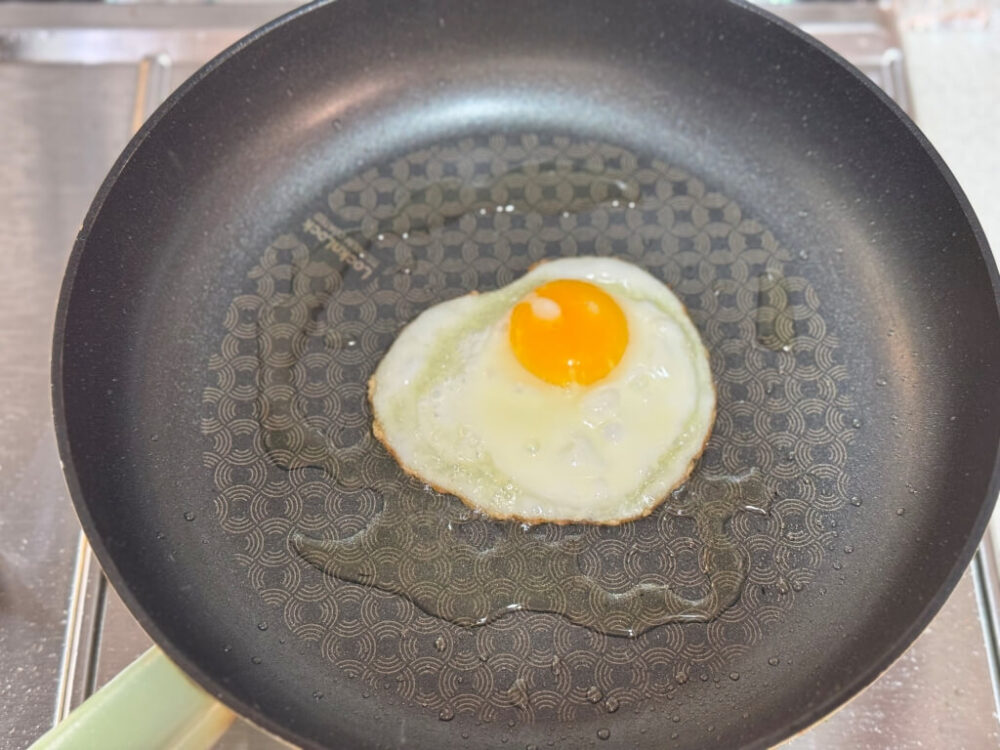 Freír un huevo en una sartén con aceite