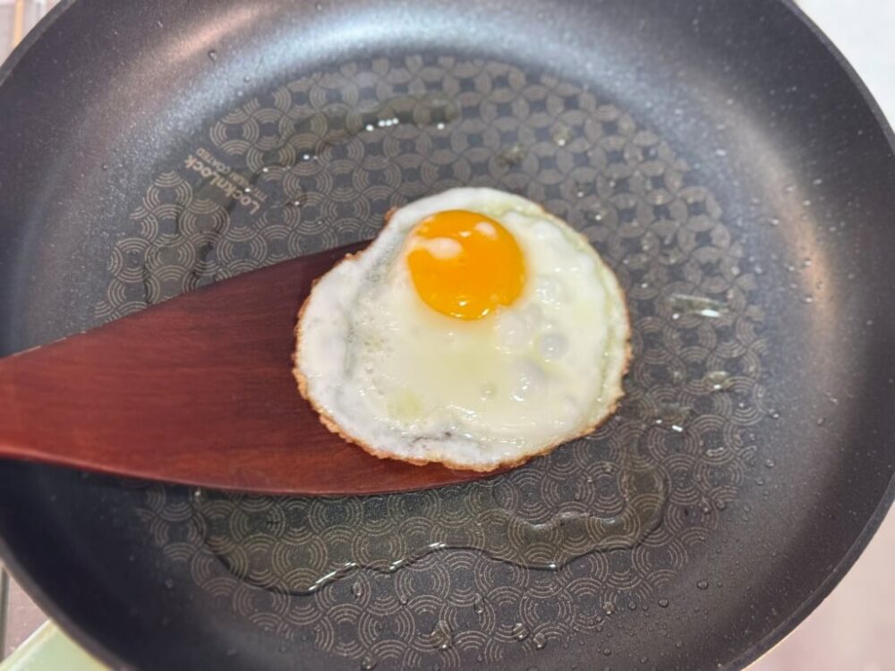 Terminamos de freír los huevos y los dejamos reposar un rato.