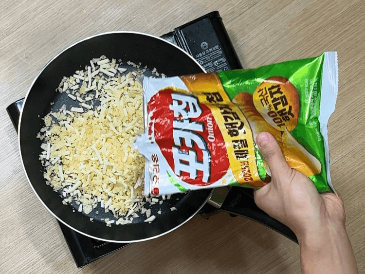 Verter las patatas fritas y el queso mozzarella en la sartén
