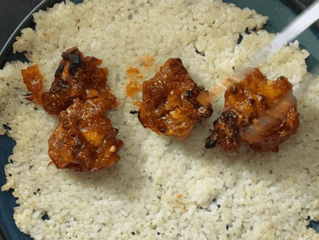 焼きたての焼き肉の上にローストチキンを乗せた様子。