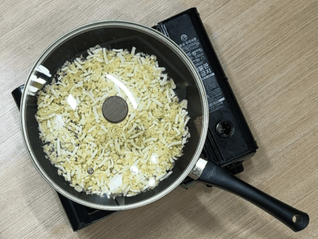 La sartén con la tapa cerrada