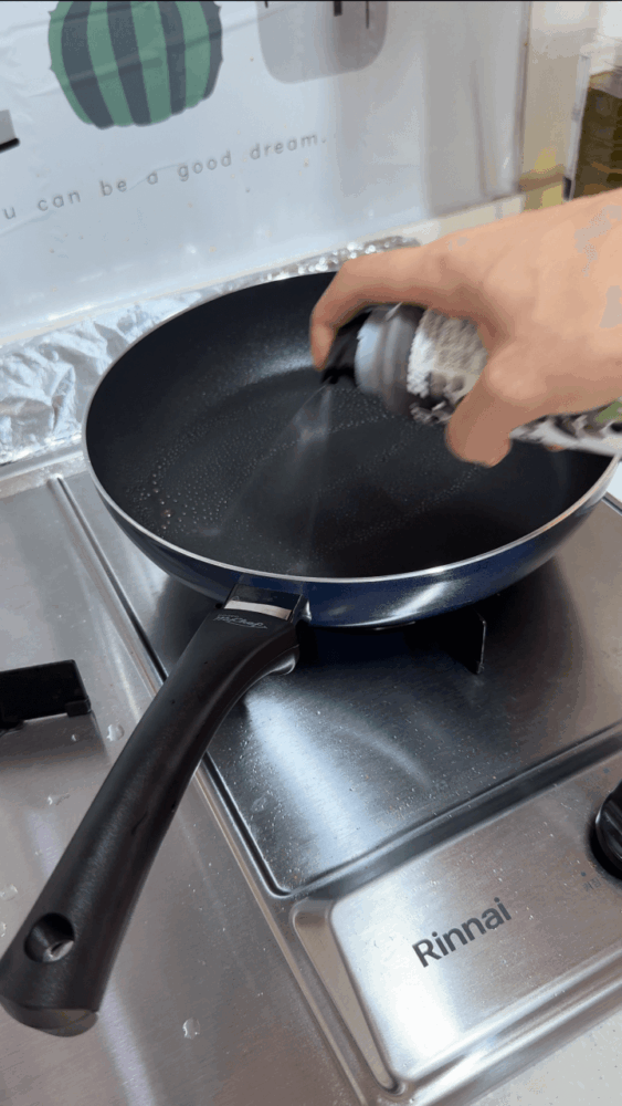 Spraying oil in a skillet