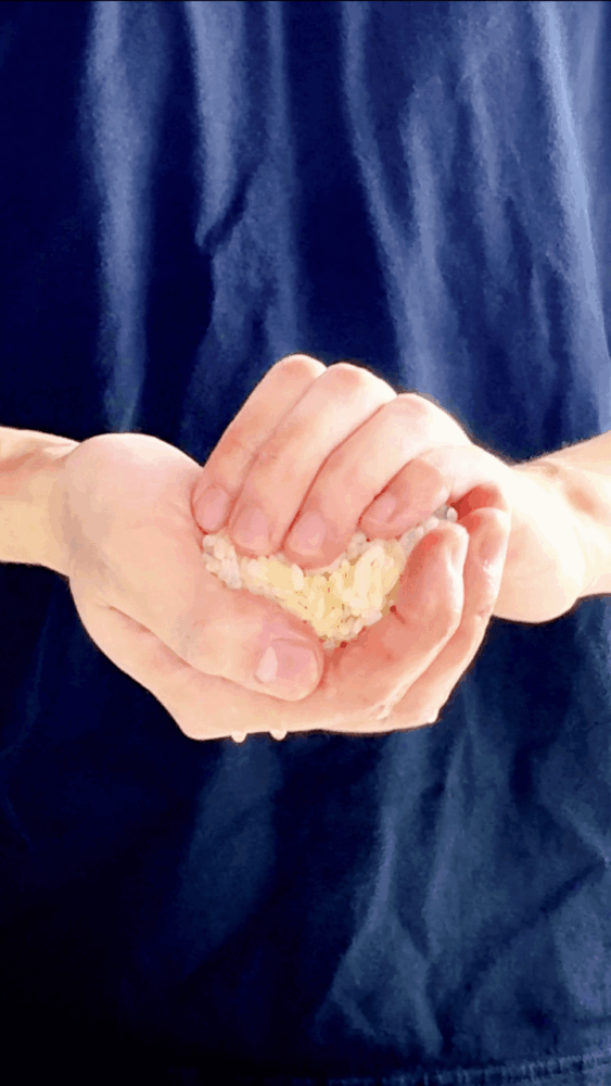 Making a rice ball with your hands