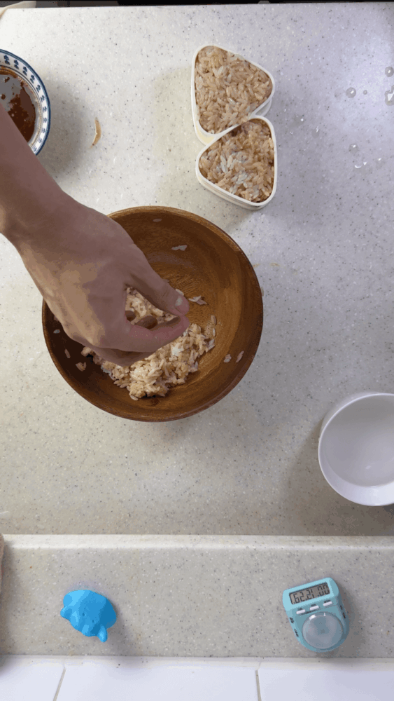 Putting rice in a triangular kimbap mold